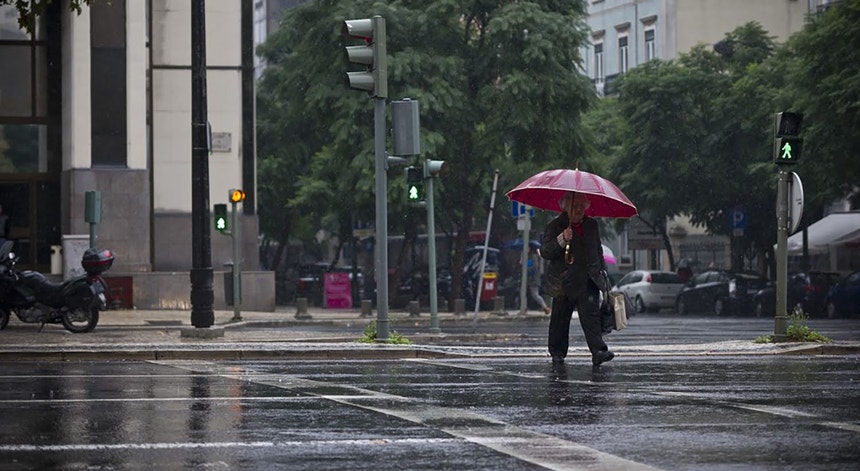 Imagem de Chuva vai continuar até quinta-feira, com menos frequência e intensidade