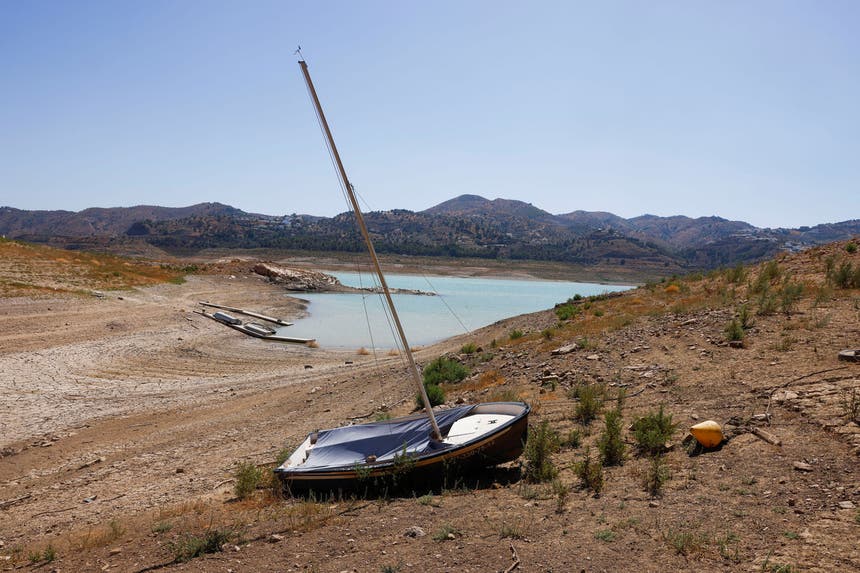 Um reservatório quase vazio perto de Málaga, Espanha - Foto: Reuters