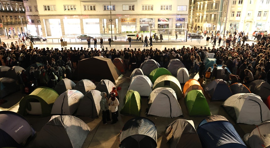 Imagem de Manifestantes pelo direito à habitação mantêm acampamentos em Lisboa e Porto
