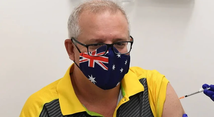 Primeiro-ministro australiano, Scott Morrison, recebe vacina contra covid-19
