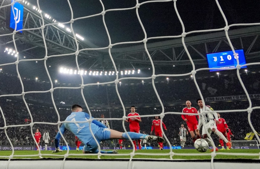 Imagem de Benfica perde em Turim e está com um pé fora da Champions