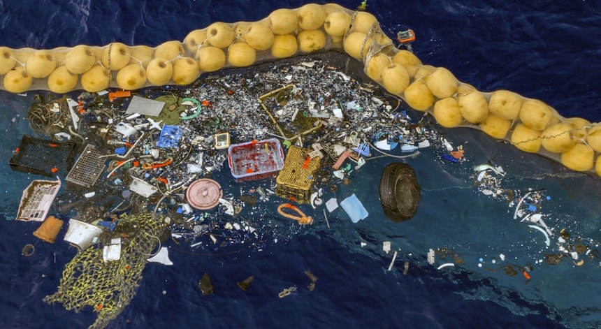 O sistema de recolha de plástico desenvolvido pela organização holandesa,  Ocean Cleanup 
