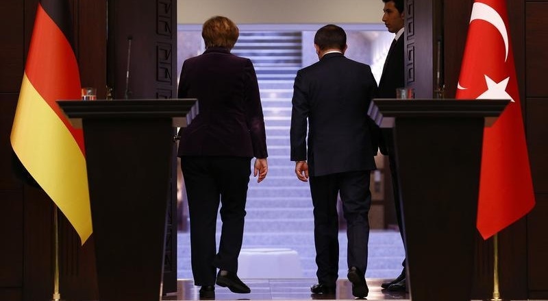 Merkel e Davutoglu abandonam a conferência de imprensa conjunta, durante a visita oficial da chanceler alemã a Ancara. 
