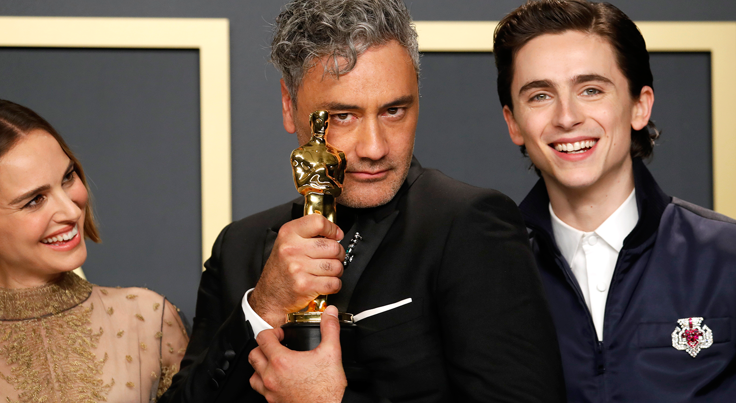  Taika Waititi recebeu o pr&eacute;mio de Melhor Argumento Adaptado &quot;Jojo Rabbit&quot; /Lucas Jackson- Reuters 