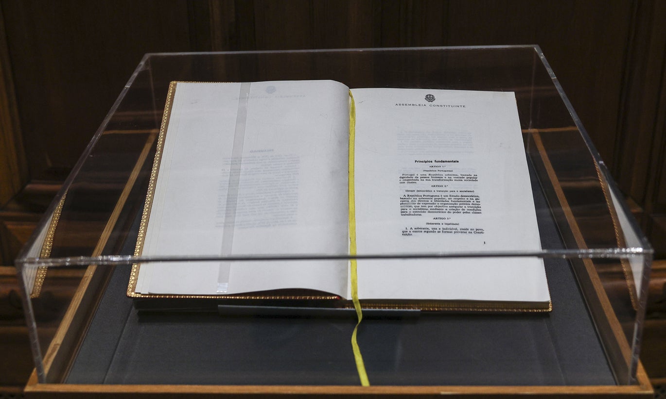 Constituição da República Portuguesa traduzida para língua mirandesa
