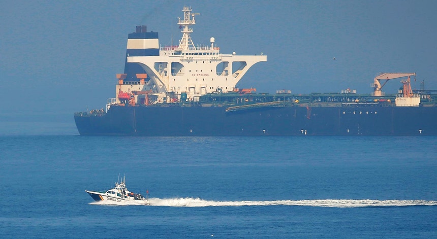 O petroleiro de bandeira iraniana Grace 1, fundeado ao largo de Gibraltar após ter sido apreendido pelas autoridades britânicas a 4 de julho de 2019
