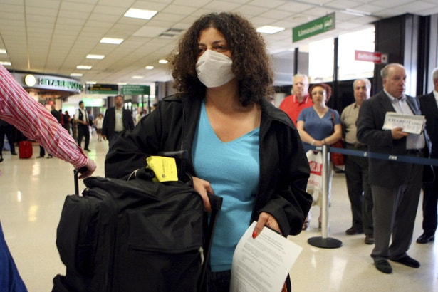  Uma turista norte-americana regressa a casa vinda do M&eacute;xico. Nos EUA, as autoridades come&ccedil;am a controlar as pessoas que chegam ao pa&iacute;s vindas do M&eacute;xico. (Daniel Barry/EPA) 