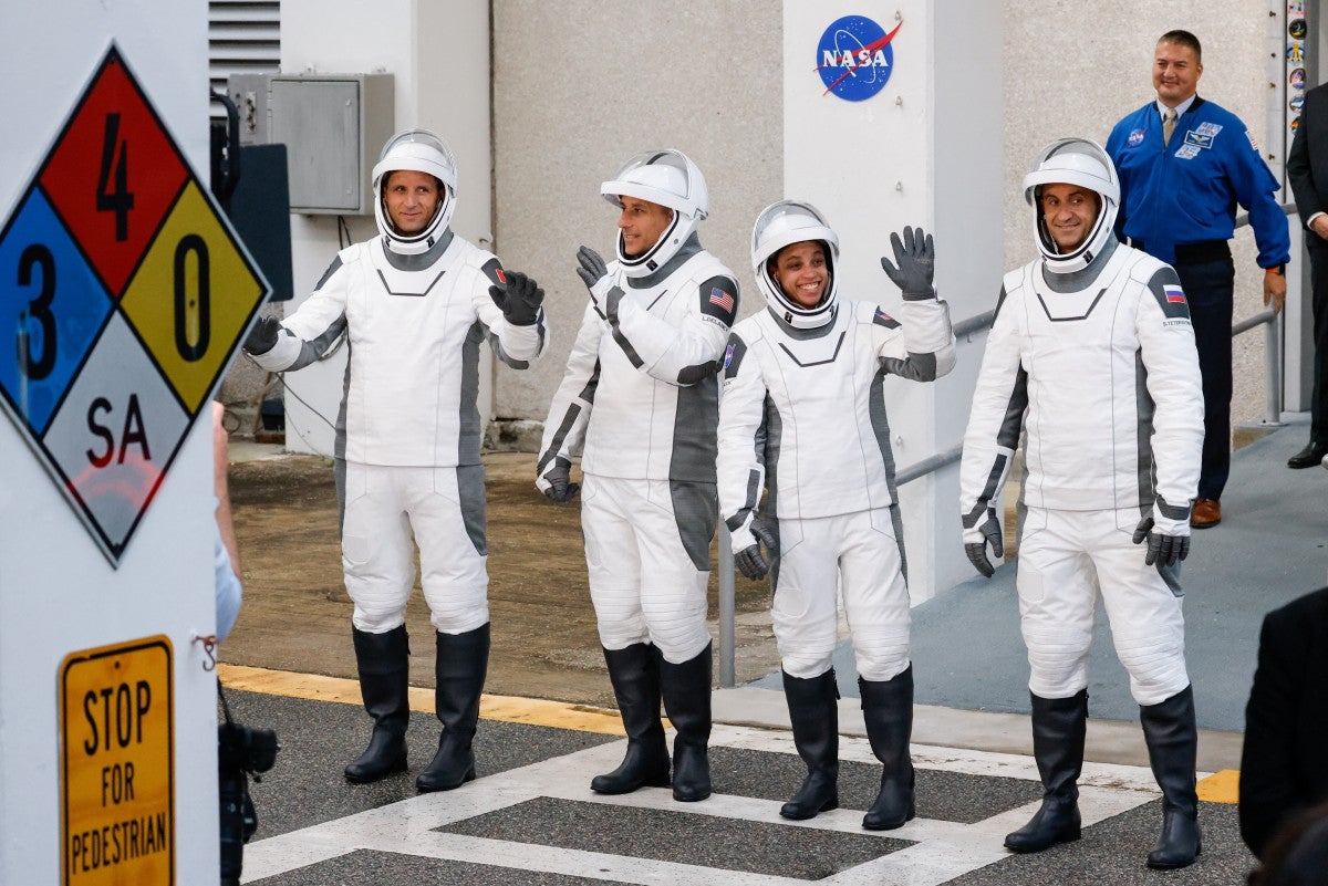 Missão 13 da NASA e SpaceX desafia superstição e envia quatro astronautas para Estação Espacial Internacional