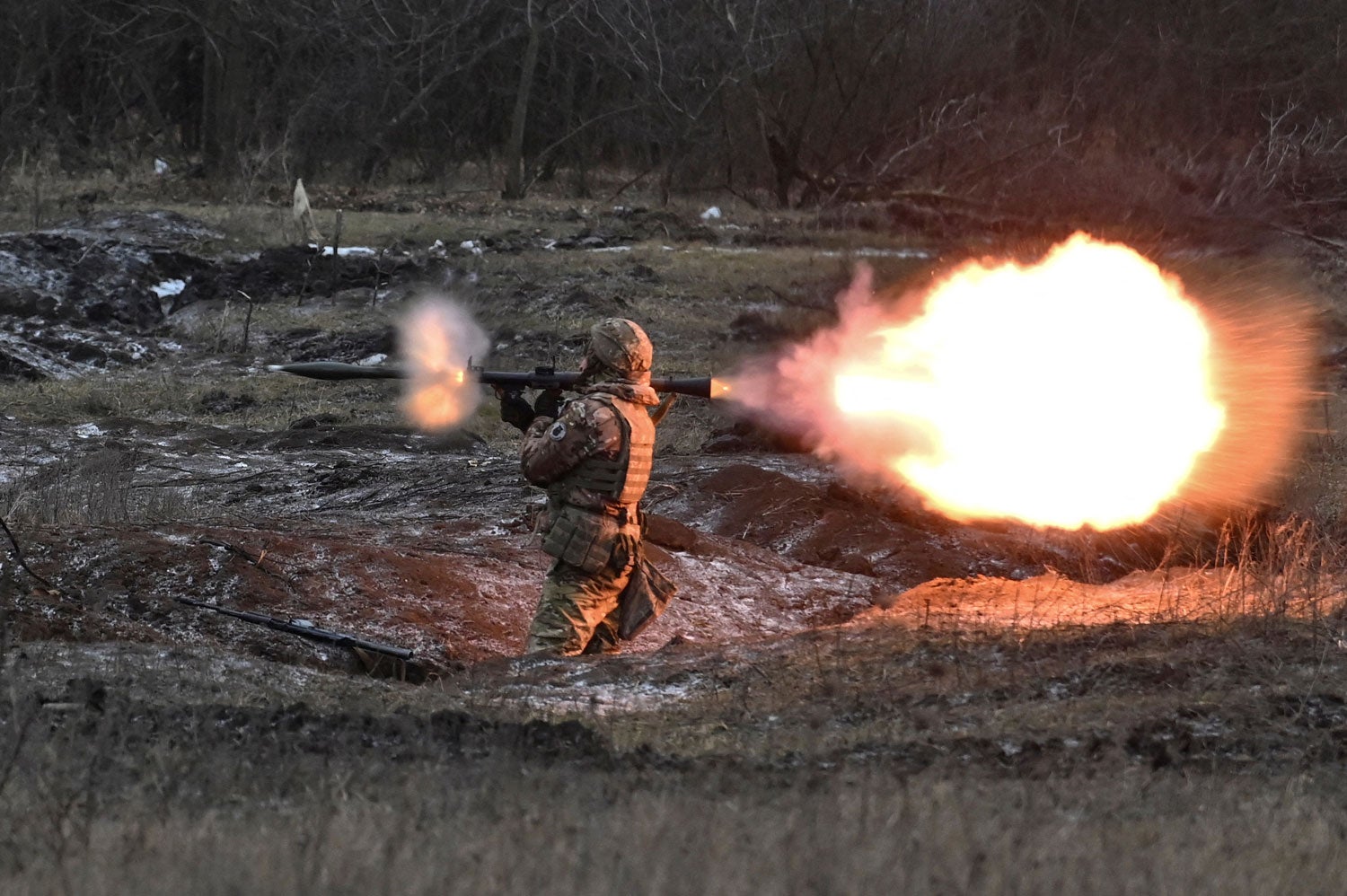 Soldado ucraniano acciona um lan&ccedil;ador RPG-7 de granadas antitanque durante exerc&iacute;cios na regi&atilde;o de Zaporizhzhia, Ucr&acirc;nia, a 23 de janeiro, 2023 Foto - Reuters