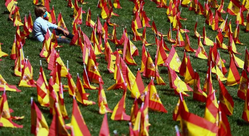 Num jardim em Madrid, foram colocadas bandeiras de Espanha em memória das vítimas de Covid-19
