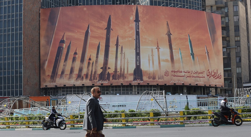 Um "outdoor" anti-Israel com uma imagem de mísseis iranianos exposto numa rua em Teerão
