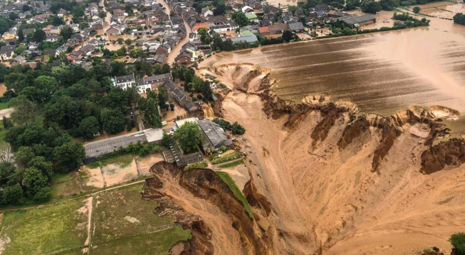  Deslizamento de terras na Alemanha soterraram in&uacute;meras casas e fizeram dezenas de mortos. Parte de um castelo em Blessem, perto de Col&oacute;nia, colapsou quando as &aacute;guas do rio Erft subiram | Rhein-Erft-Kreis - Reuters 