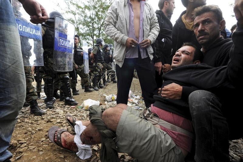 Um migrante jaz ferido no ch&atilde;o ap&oacute;s confrontos na manh&atilde; de sexta-feira 21 de agosto de 2015  com a pol&iacute;cia da Maced&oacute;nia na fronteira com a Gr&eacute;cia.Foto: Reuters