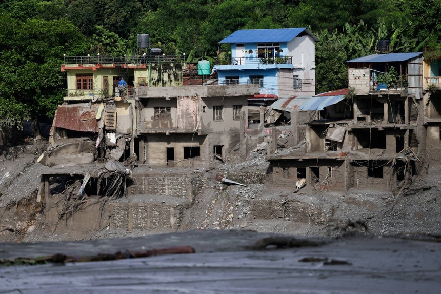 Imagem de Mais de 170 mortos e cerca de 1.300 desaparecidos após cheias devastadoras no Nepal e no Tibete