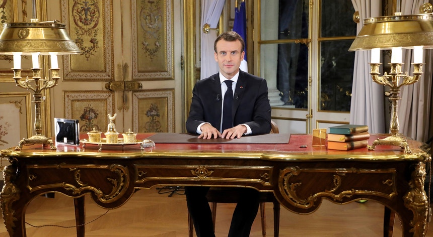 O Presidente francês, Emmanuel Macron, anunciou medidas como o aumento mensal do salário mínimo em 100 euros
