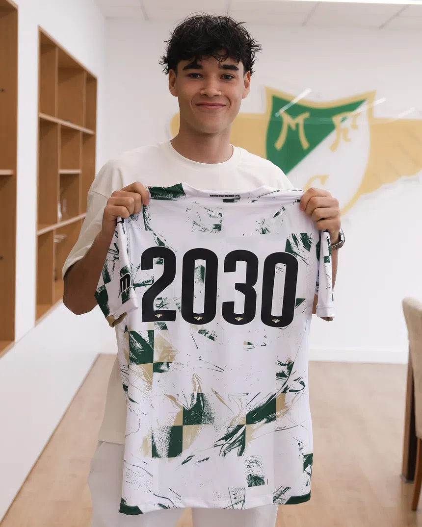 Imagem de Médio Afonso Assis renova com Moreirense até 2030