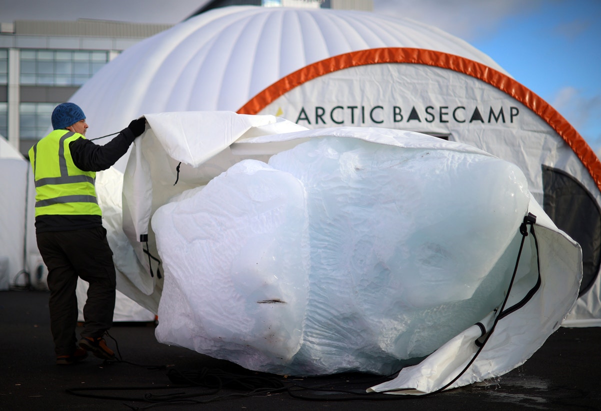  Entregue um Iceberg na COP26, proveniente da Groel&acirc;ndia para relembrar a crise do aumento da temperatura global | Hannah McKay - Reuters 