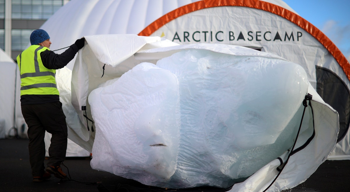  Entregue um Iceberg na COP26, proveniente da Groel&acirc;ndia para relembrar a crise do aumento da temperatura global | Hannah McKay - Reuters 