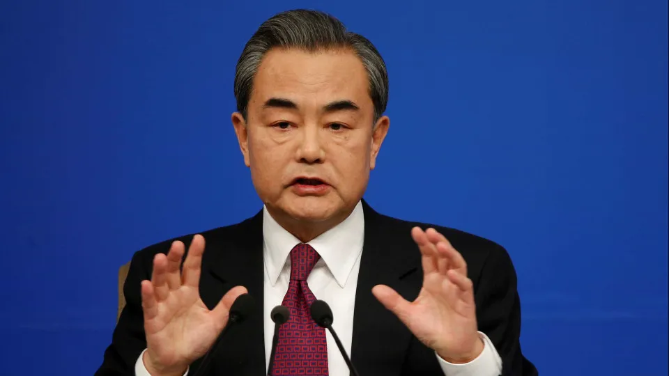 MNE da China apela aos países do Médio Oriente para "manter a calma"