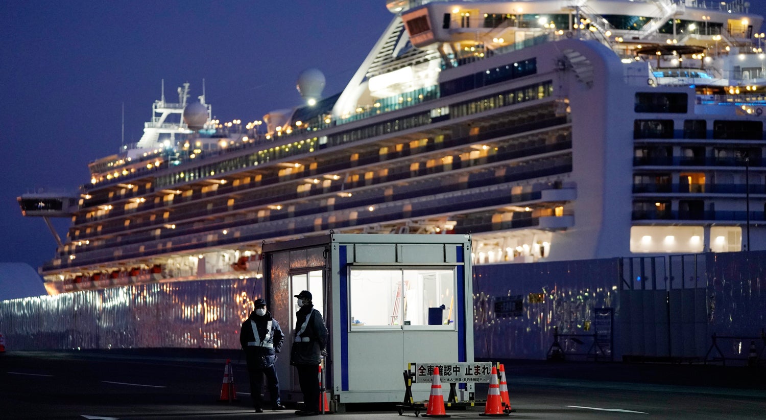 O navio de cruzeiro Diamond Princess est&aacute; ancorado no porto de Yokohama, a sul de T&oacute;quio