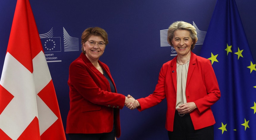 A presidente da Comissão Europeia, Ursula von der Leyen, reúne-se com a presidente da Confederação Suíça, Viola Amherd, em Bruxelas, a 18 de março
