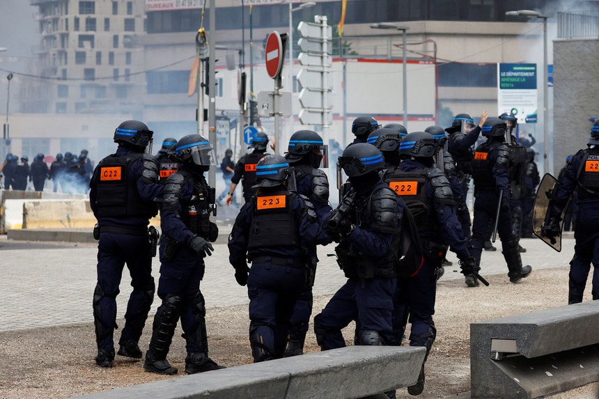 Polícia de choque francesa durante distúrbios em Nanterre ocorridos após uma marcha de tributo a Nahel, um jovem de 17 anos abatido a tiro pela polícia
