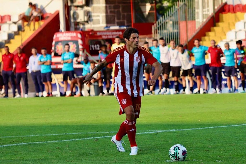 Nené marcou e deu a vitória ao AVS
