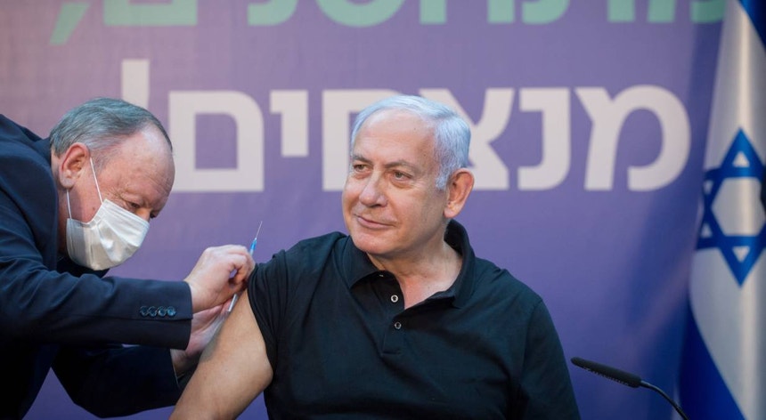 Primeiro-ministro israelita, Benjamin Netanyahu, recebeu a segunda dose da vacina no início de janeiro
