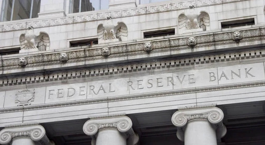 Fed deixa taxas de juro inalteradas e antecipa descida para 2024
