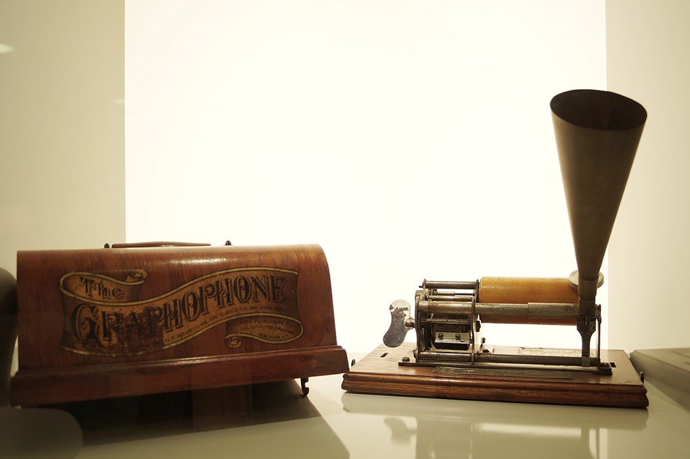  Sara Piteira / Foi a primeira &ldquo;m&aacute;quina falante&rdquo;. Funcionava com cilindros de cera que suportavam uma grava&ccedil;&atilde;o de 2 a 4 minutos. 