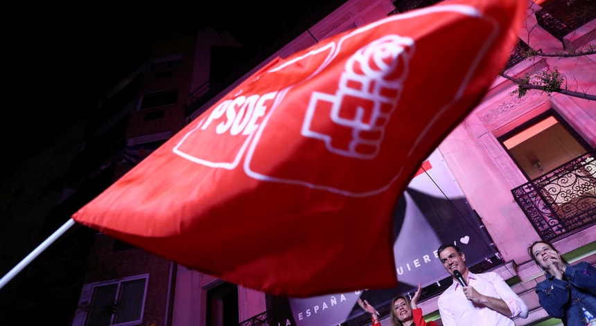 Bandeira do PSOE durante os festejos da vitória a 28 de abril de 2019

