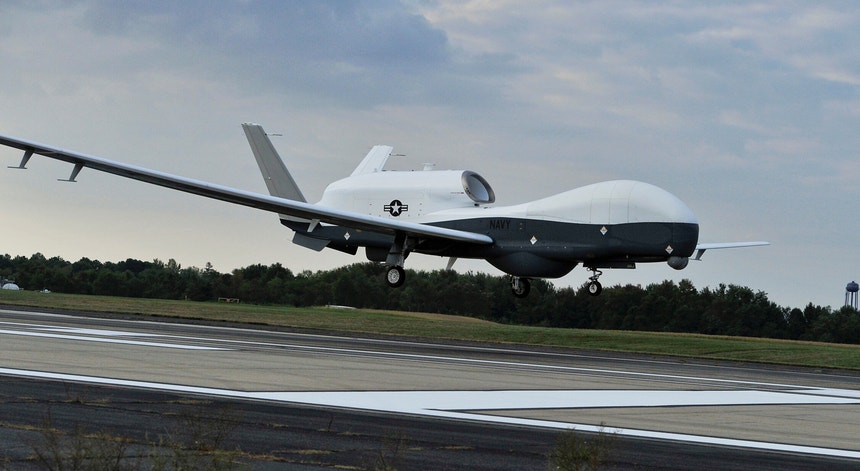 Um drone U.S. Navy MQ-4C Triton, o mesmo modelo que foi abatido esta quinta-feira pelos Guardas da Revolução.

