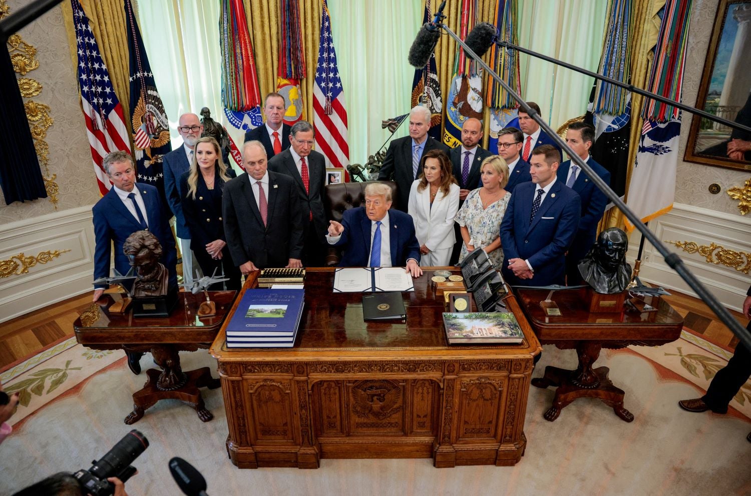 Trump diz que Estados Unidos vão "atacar com muita