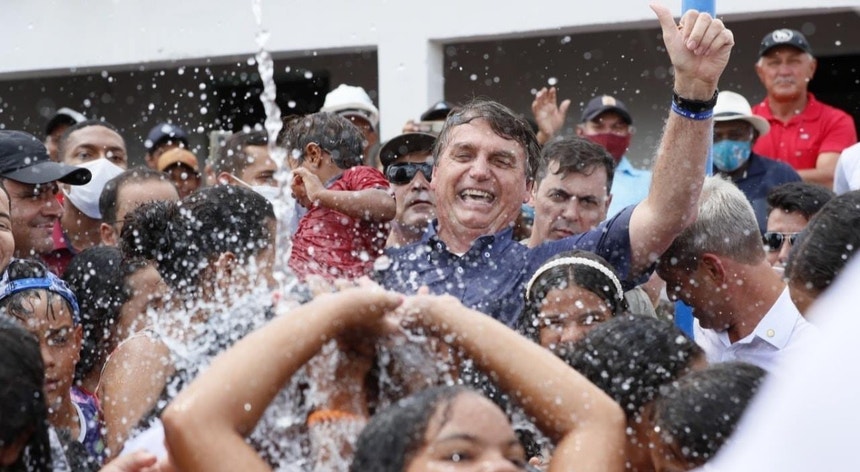 Bolsonaro pede aos brasileiros para serem rápidos a tomar banho para economizar energia
