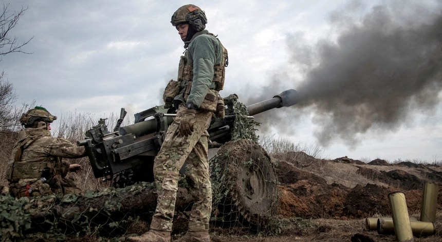 Soldados ucranianos munidos de equipamento norte-americano disparam uma bateria Howitzer M119 perto de Bakhmut
