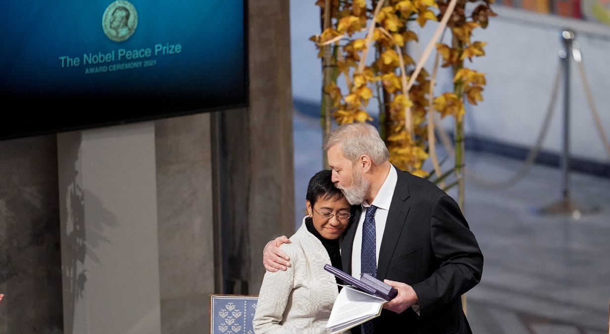  Os jornalistas Maria Ressa e Dmitry Muratov receberam o Pr&eacute;mio Nobel da Paz. Durante a cerim&oacute;nia de entrega do Pr&eacute;mio, abra&ccedil;am-se emocionados. Oslo, Noruega, 10 de dezembro de 2021 | Cornelius Poppe / NTB / via REUTERS 
