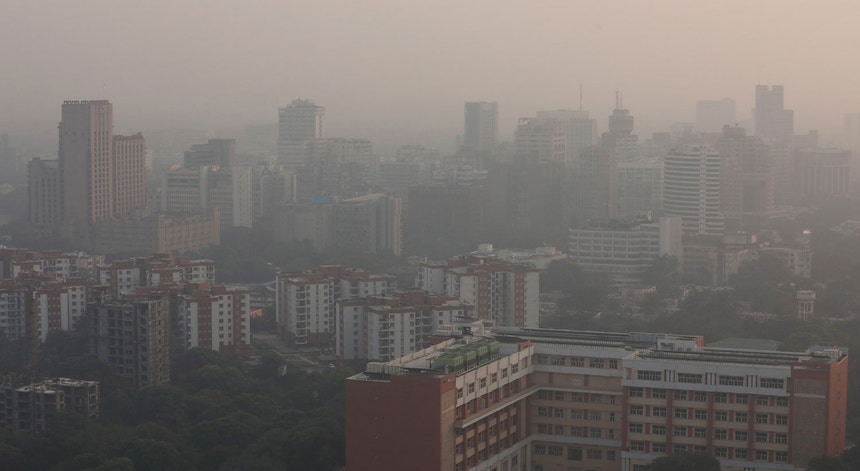 A cidade de Nova Deli está a registar novos recordes nos níveis de PM2,5 na atmosfera. 

