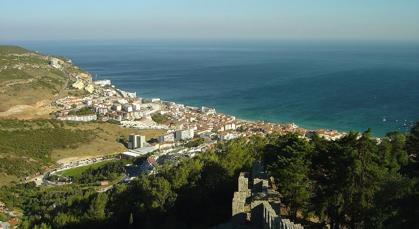 Imagem de Providência cautelar obriga a corte de ligação ao porto de abrigo de Sesimbra