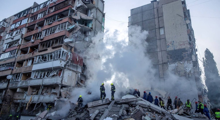Imagem de Zelensky volta a pressionar aliados e pede mais ação após bombardeamentos russos