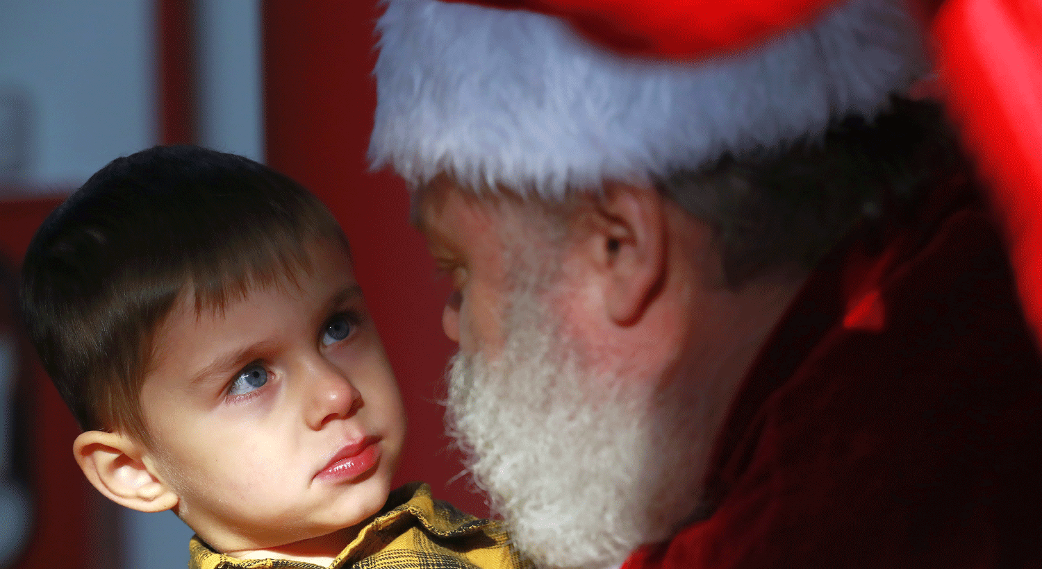  Um Pai Natal na Rom&eacute;nia ouve atentamente um crian&ccedil;a no Centro de Avia&ccedil;&atilde;o do Minist&eacute;rio do Interior em Bucareste, Rom&eacute;nia. Cr&eacute;ditos: EPA/ROBERT GHEMENT 