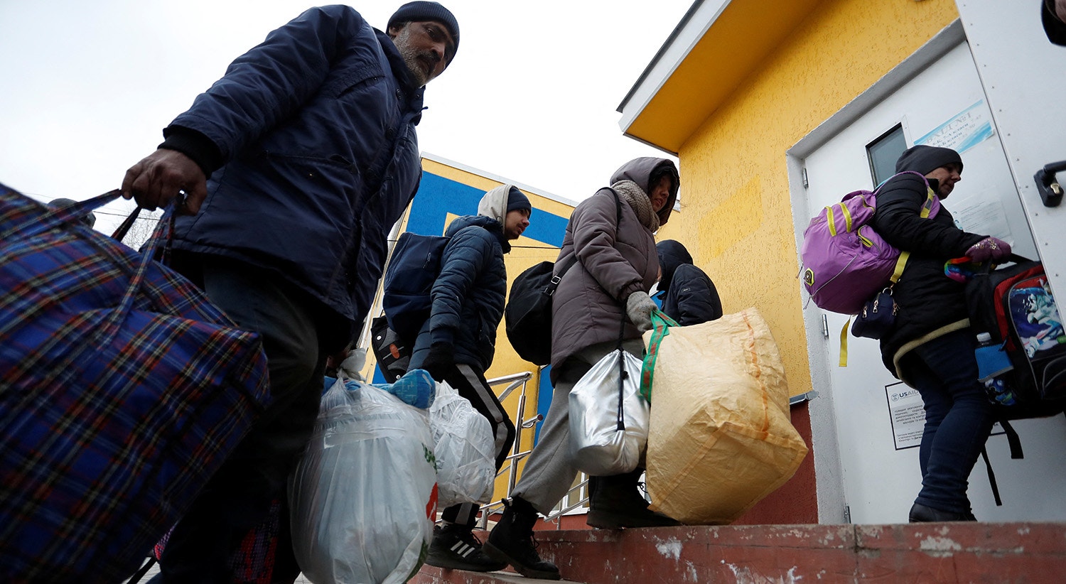  Pessoas em fuga do conflito chegam a um centro de alojamento tempor&aacute;rio localizado no edif&iacute;cio de uma escola local em Nikolskoye, perto de Mariupol | Foto: Alexander Ermochenko - Reuters 
