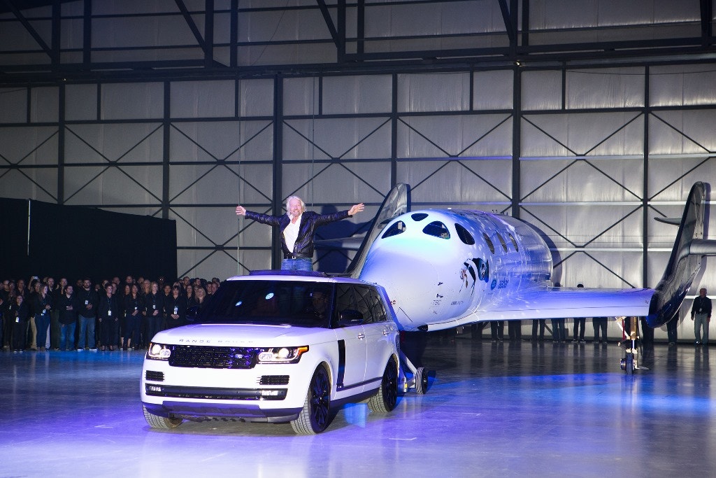  Richard Browson entra de forma triunfante e apresenta o novo SpaceShipTwo 