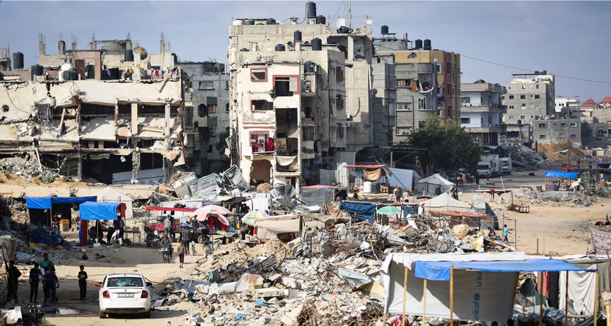 Mercado improvisado no meio da destruição em Khan Yunis, no sul da Faixa de Gaza, a 16 de maio
