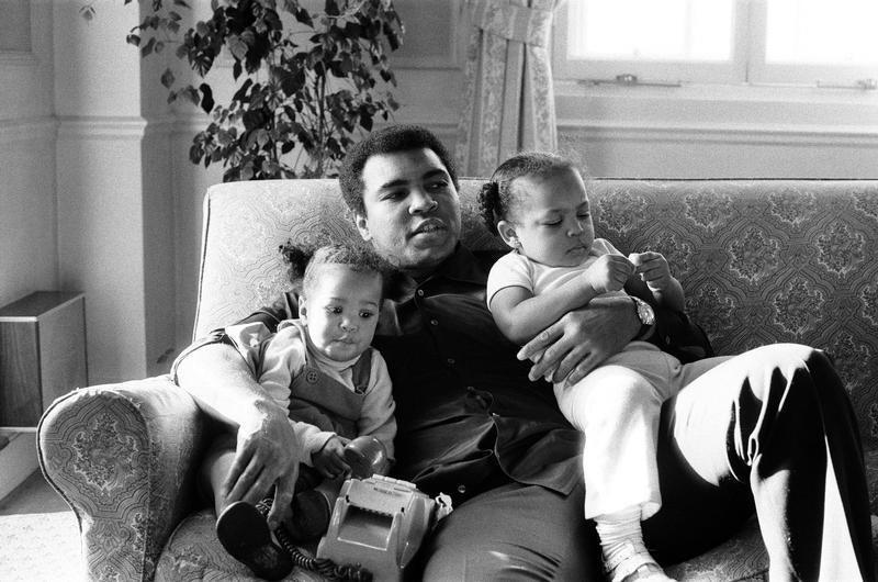  Ali assiste &agrave; estreia da filha Laila Ali como lutadora de boxe profissional (1999) 