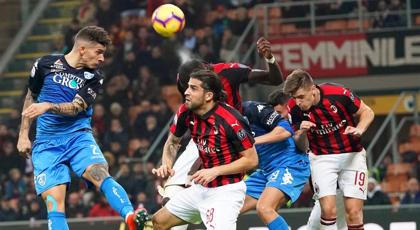O Milan continua confortável no quarto lugar do campeonato italiano
