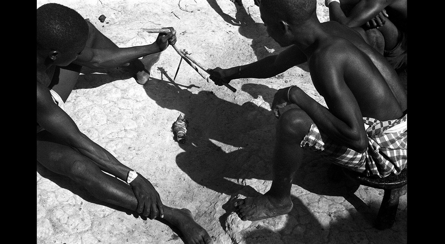  Rapazes a jogar Degde - 1959 | Cr&eacute;dito: Ant&oacute;nio Saragga Seabra - IICT/ULisboa 