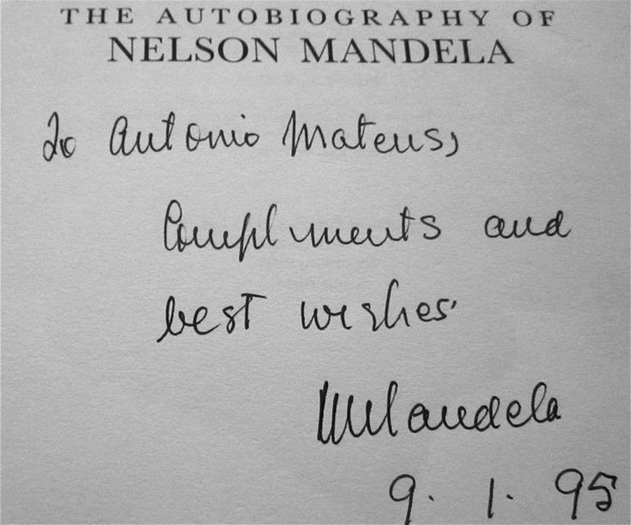   Dedicat&oacute;ria de Nelson Mandela na primeira edi&ccedil;&atilde;o da sua autobiografia &quot;Long Walk to Freedom&quot; /Foto: Ant&oacute;nio Mateus - RTP 