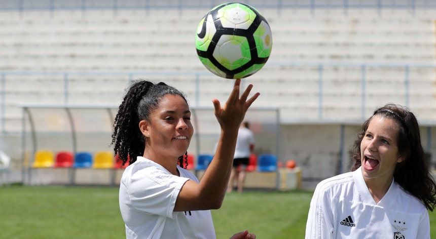 Yasmin, à esquerda na foto, marcou um dos golos das encarnadas na goleada imposta ao Braga B
