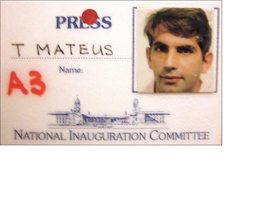  Credencial para acesso &agrave; cerim&oacute;nia de tomada de posse de Nelson Mandela como primeiro presidente negro da &Aacute;frica do Sul (1994) /Foto: Ant&oacute;nio Mateus - RTP 