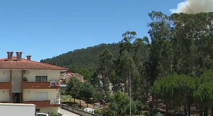 Imagem de Chamas perto das habitações em Vale de São Cosme